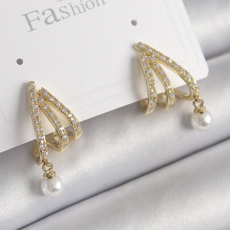 Pirinç Gold Renk Zirkon Taşlı Pençe Model İnci Detay Kadın Küpe