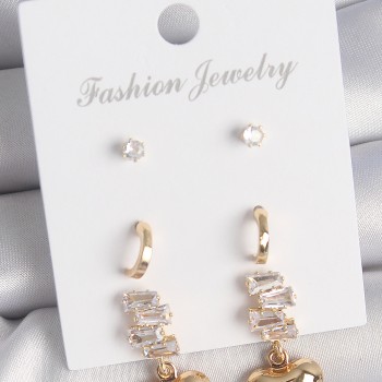 Pirinç Gold Renk Zirkon Taşlı Sallantılı Kalp Model Yarım Halka Detay 3 Çift Kadın Küpe Seti