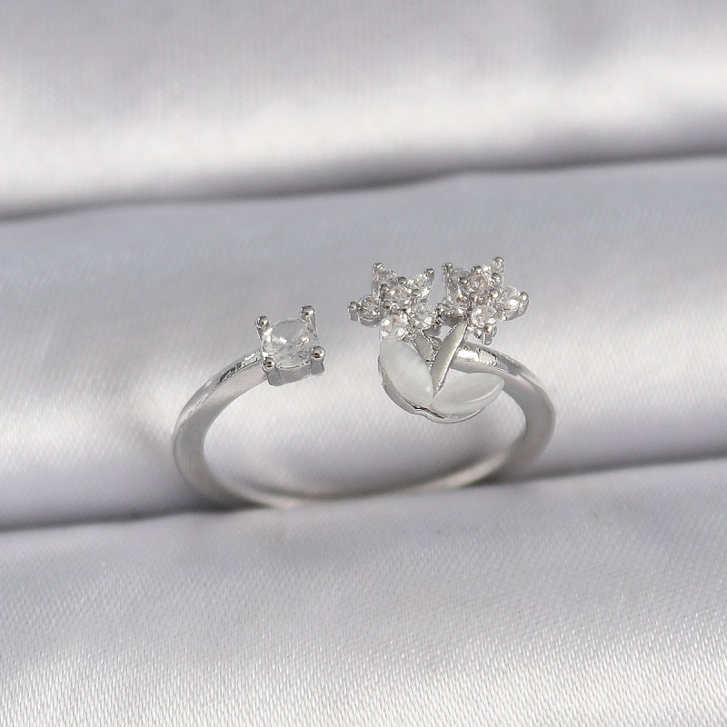 Pirinç Gümüş Renk Ayarlanabilir Zirkon Taşlı Yıldız Model Kadın Yüzük