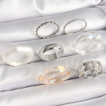 Pirinç Gümüş Renk Beyaz Akrilik Plastik Model Kutup Yıldız İşleme Detaylı Kadın Yüzük Kombini