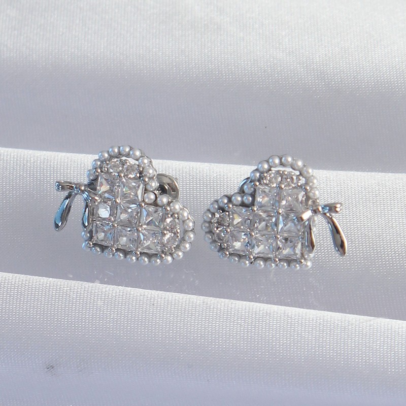 Pirinç Gümüş Renk Fiyonk Detay İncili Zirkon Taşlı Kalp Küpe