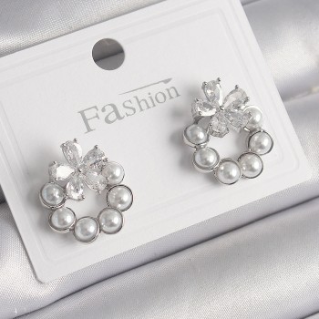 Pirinç Gümüş Renk İncili Halka Model Zirkon Taşlı Çiçek Detay Kadın Küpe