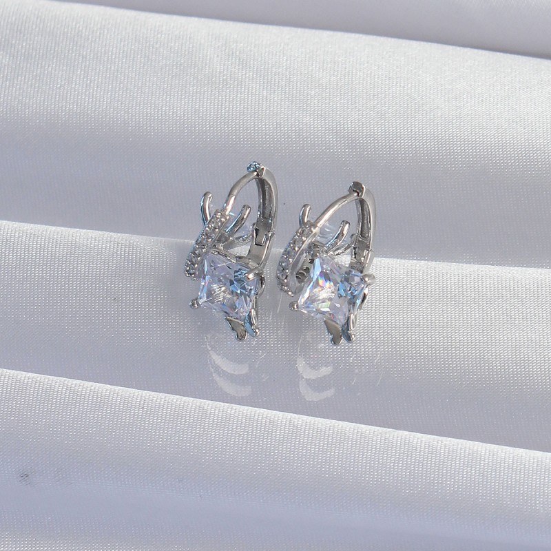 Pirinç Gümüş Renk İri Zirkon Taşlı Kıvrımlı Minimal Kelebekli Halka Küpe