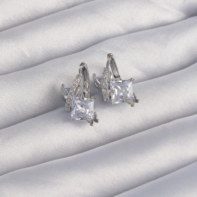 Pirinç Gümüş Renk İri Zirkon Taşlı Kıvrımlı Minimal Kelebekli Halka Küpe