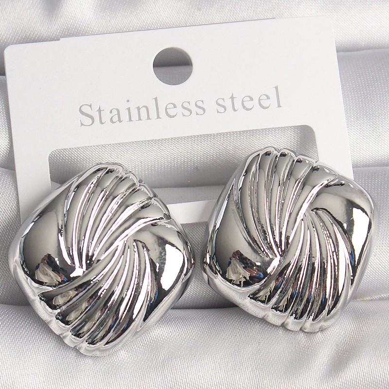 Pirinç Gümüş Renk İşlemeli Kare Model Kadın Küpe