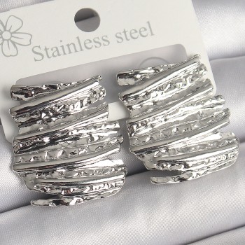 Pirinç Gümüş Renk İşlemeli Kare Plaka Model Kadın Küpe