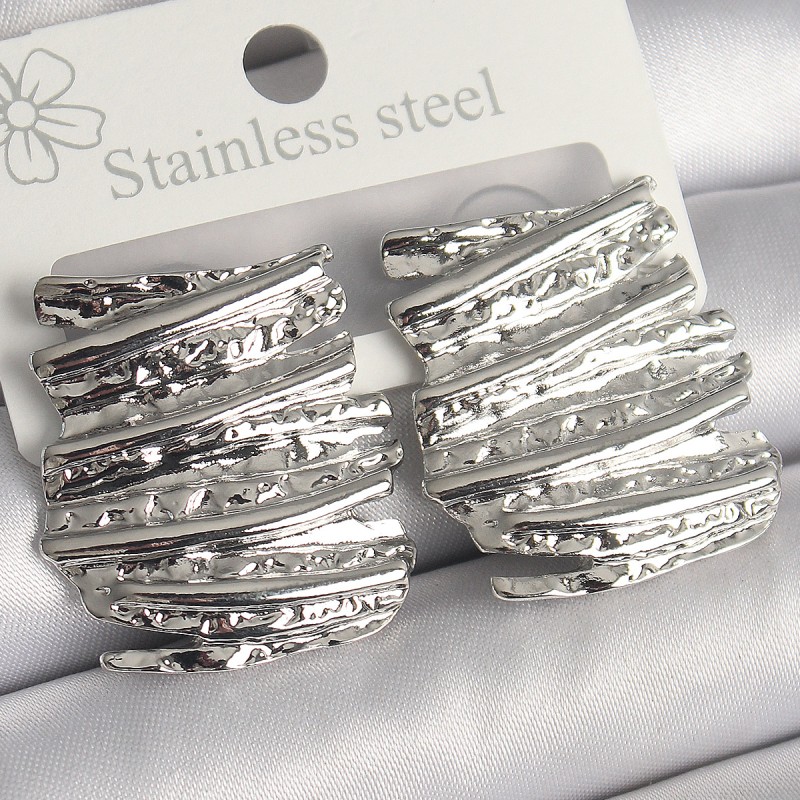 Pirinç Gümüş Renk İşlemeli Kare Plaka Model Kadın Küpe