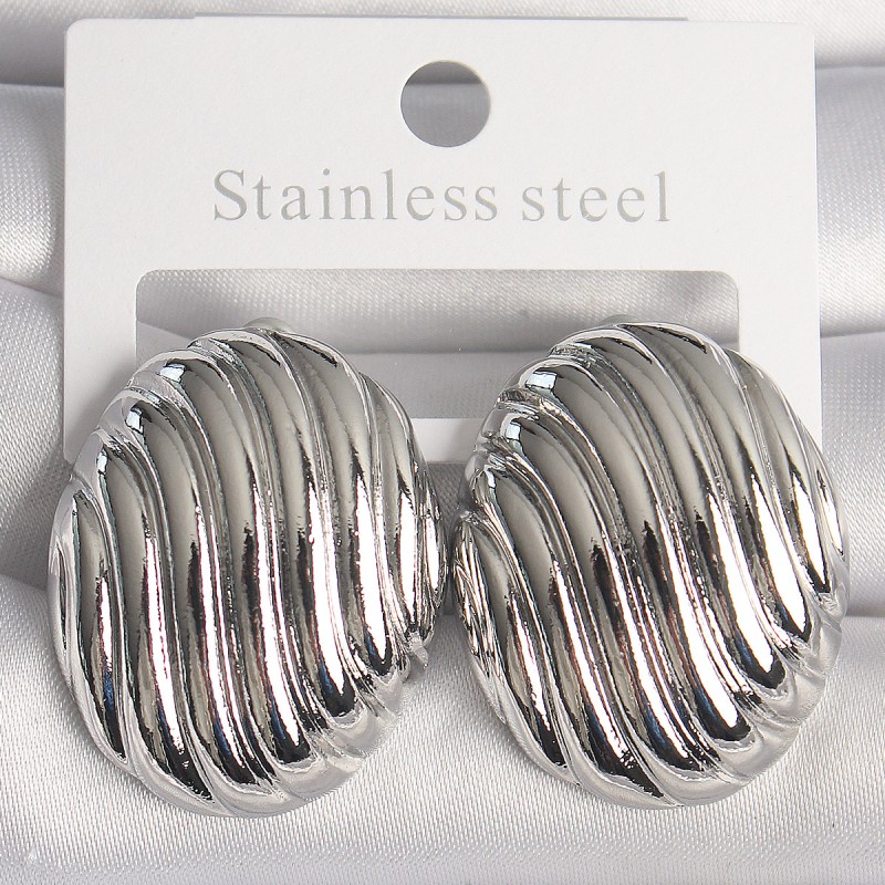 Pirinç Gümüş Renk İşlemeli Oval Model Kadın Küpe