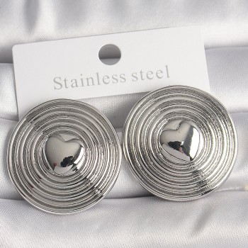 Pirinç Gümüş Renk Kalp İşlemeli Daire Plaka Model Kadın Küpe