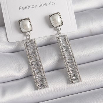 Pirinç Gümüş Renk Kare İnci Zirkon Taşlı Su Yolu Model Kadın Küpe