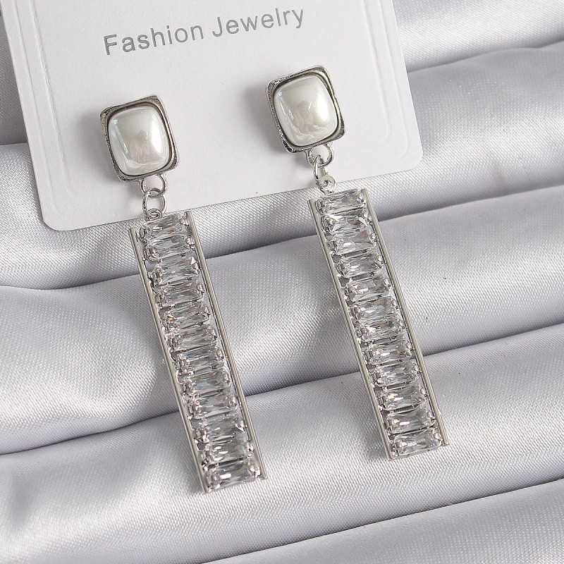 Pirinç Gümüş Renk Kare İnci Zirkon Taşlı Su Yolu Model Kadın Küpe