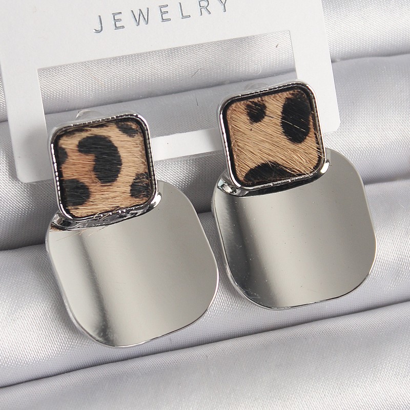 Pirinç Gümüş Renk Kare Plaka Leopar Desenli Kadın Küpe