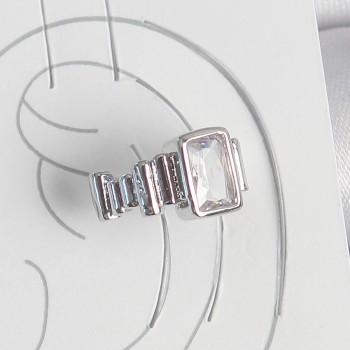 Pirinç Gümüş Renk Kare Zirkon Taşlı Kadın Kıkırdak Model Küpe