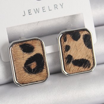 Pirinç Gümüş Renk Leopar Desenli Kare Model Kadın Küpe