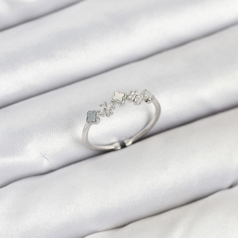 Pirinç Gümüş Renk Minimal Yonca Detaylı Kadın Yüzük