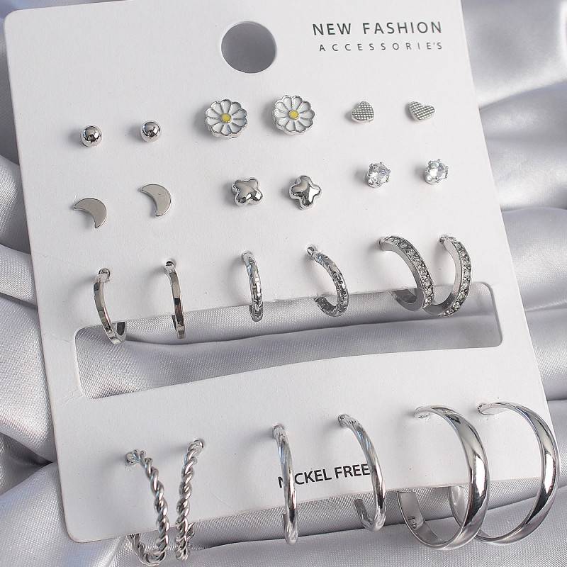 Pirinç Gümüş Renk Papatya Detaylı 12 Çift Kadın Küpe Seti