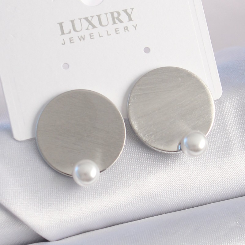 Pirinç Gümüş Renk Plaka Model İnci Detay Kadın Küpe