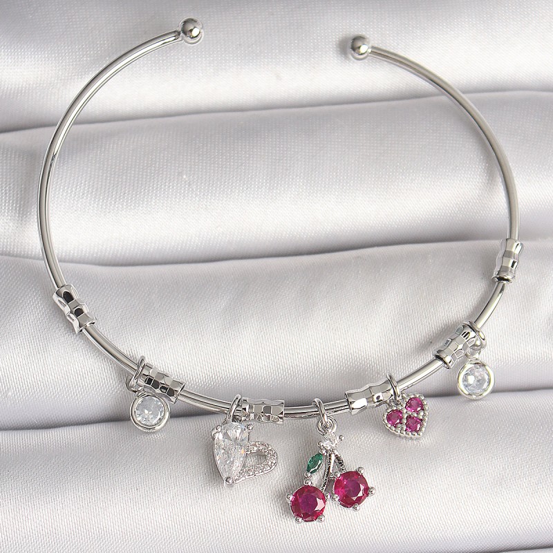 Pirinç Gümüş Renk Sallantı Kiraz Figür Kalp Detay Charm Kadın Bileklik