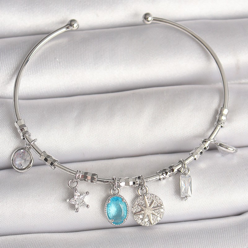 Pirinç Gümüş Renk Sallantı Pusula Figür Kalp Detay Charm Kadın Bileklik