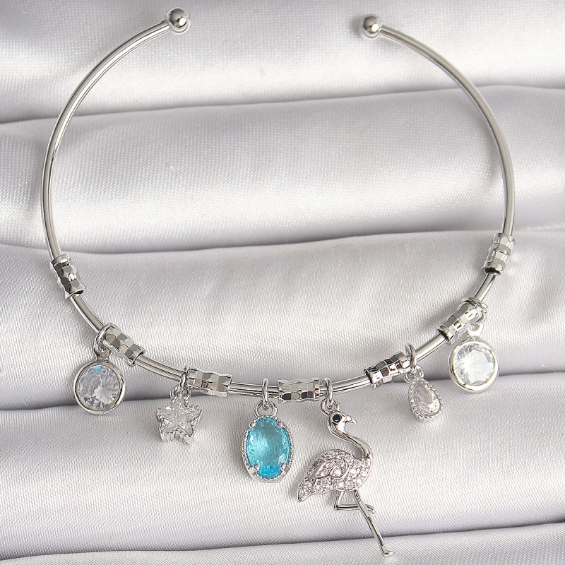 Pirinç Gümüş Renk Sallantı Zirkon Taşlı Filaminga Figür Charm Kadın Bileklik