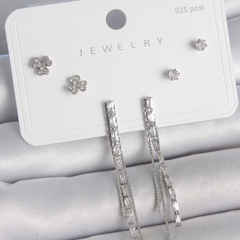 Pirinç Gümüş Renk Su Yolu Zirkon Taşlı Sallantı Model Çiçek Detay 925 Ayar Çivi Kadın Küpe Seti