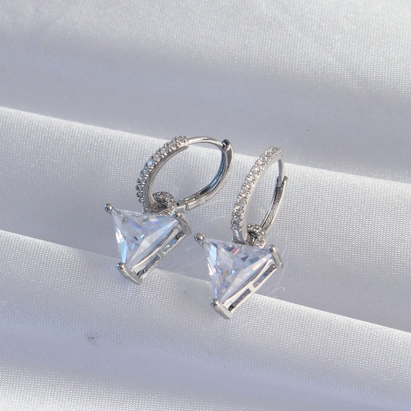 Pirinç Gümüş Renk Üçgen Zirkon Taşlı Sallantılı Halka Küpe