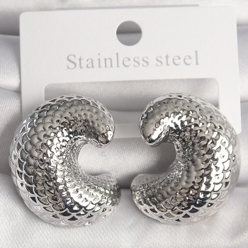 Pirinç Gümüş Renk Yılan Sırtı İşlemeli Yarım Halka Model Kadın Küpe