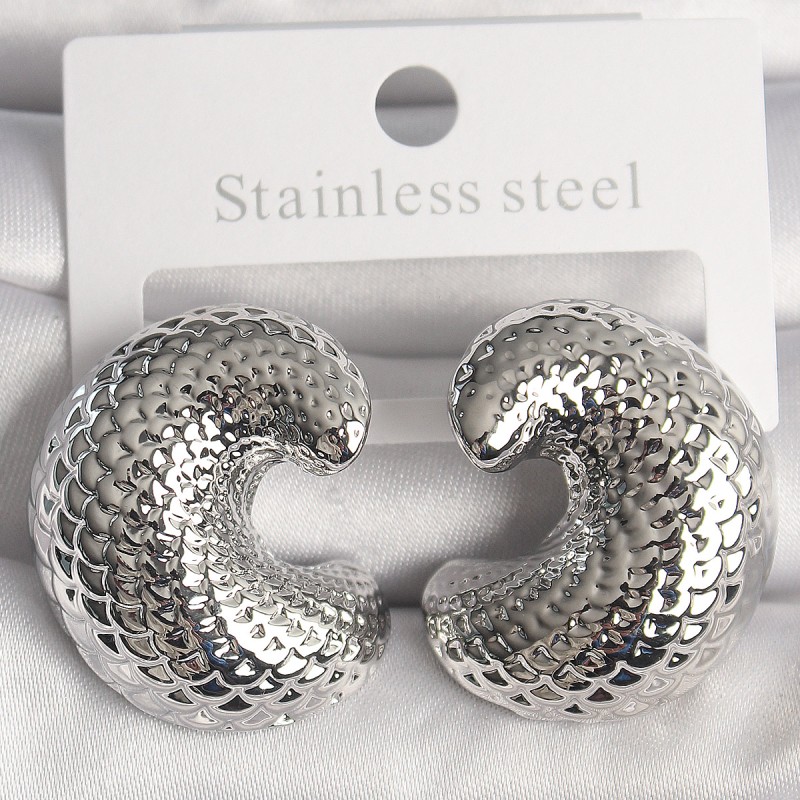 Pirinç Gümüş Renk Yılan Sırtı İşlemeli Yarım Halka Model Kadın Küpe