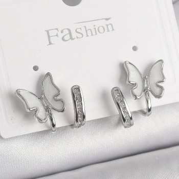 Pirinç Gümüş Renk Zirkon Taş Detaylı Beyaz Sedefli Kelebek Model Kadın Küpe