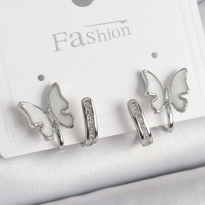 Pirinç Gümüş Renk Zirkon Taş Detaylı Beyaz Sedefli Kelebek Model Kadın Küpe