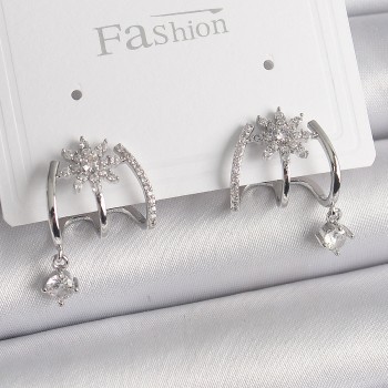 Pirinç Gümüş Renk Zirkon Taşlı Çiçek Figür Sallantı Detay Kadın Küpe