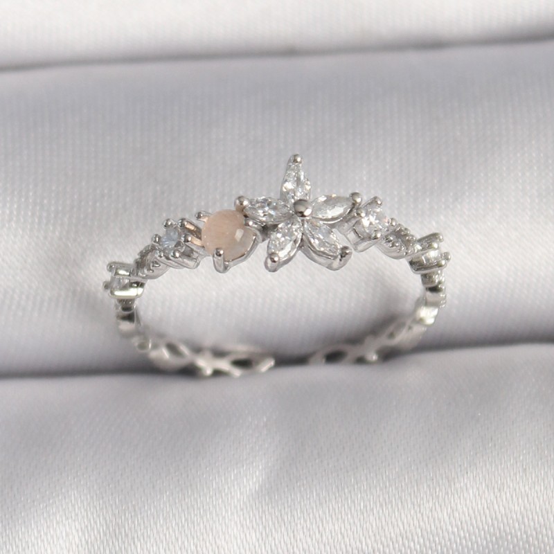 Pirinç Gümüş Renk Zirkon Taşlı Çiçek Model Ayarlanabilir Yüzük