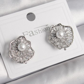 Pirinç Gümüş Renk Zirkon Taşlı Çiçek Model İnci Detay Kadın Küpe