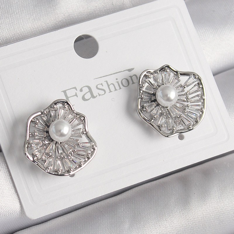 Pirinç Gümüş Renk Zirkon Taşlı Çiçek Model İnci Detay Kadın Küpe