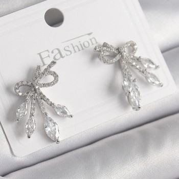 Pirinç Gümüş Renk Zirkon Taşlı Düğüm Model Damla Kadın Küpe