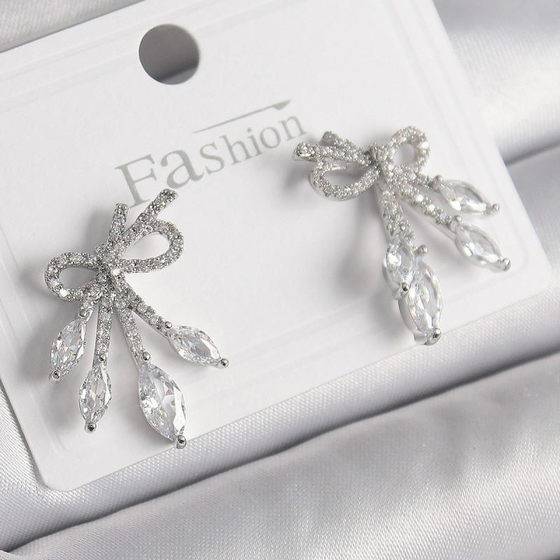 Pirinç Gümüş Renk Zirkon Taşlı Düğüm Model Damla Kadın Küpe