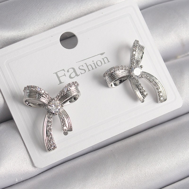 Pirinç Gümüş Renk Zirkon Taşlı Fiyonk Model Kadın Küpe