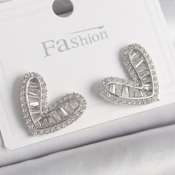 Pirinç Gümüş Renk Zirkon Taşlı Kalp Model Kadın Küpe