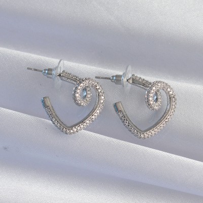 Pirinç Gümüş Renk Zirkon Taşlı Kıvrımlı Yarım Kalp Küpe