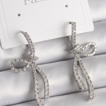 Pirinç Gümüş Renk Zirkon Taşlı Kurdele Model Kadın Küpe