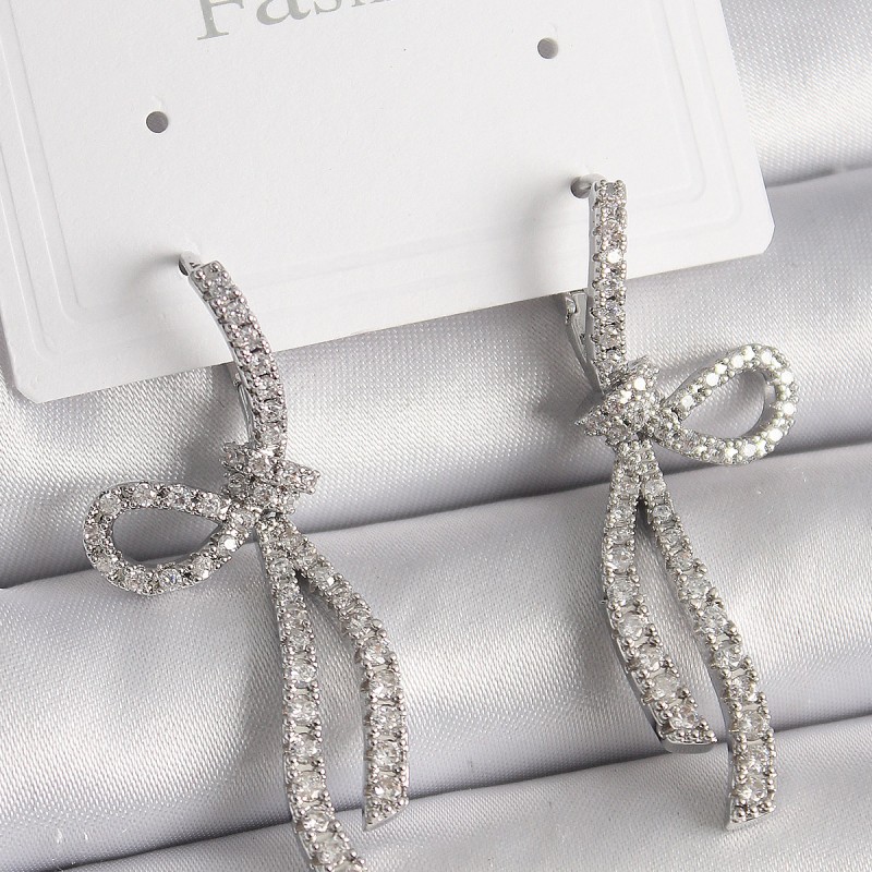 Pirinç Gümüş Renk Zirkon Taşlı Kurdele Model Kadın Küpe