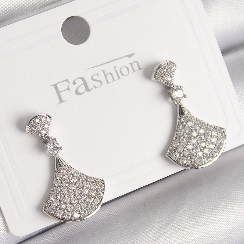 Pirinç Gümüş Renk Zirkon Taşlı Motif Model Kadın Küpe