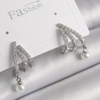 Pirinç Gümüş Renk Zirkon Taşlı Pençe Model İnci Detay Kadın Küpe