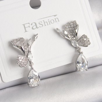 Pirinç Gümüş Renk Zirkon Taşlı Turna Kuşu Model Sallantı Detay Kadın Küpe