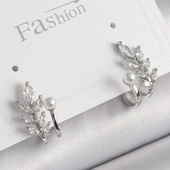 Pirinç Gümüş Renk Zirkon Taşlı Yaprak Model İnci Detay Kadın Küpe