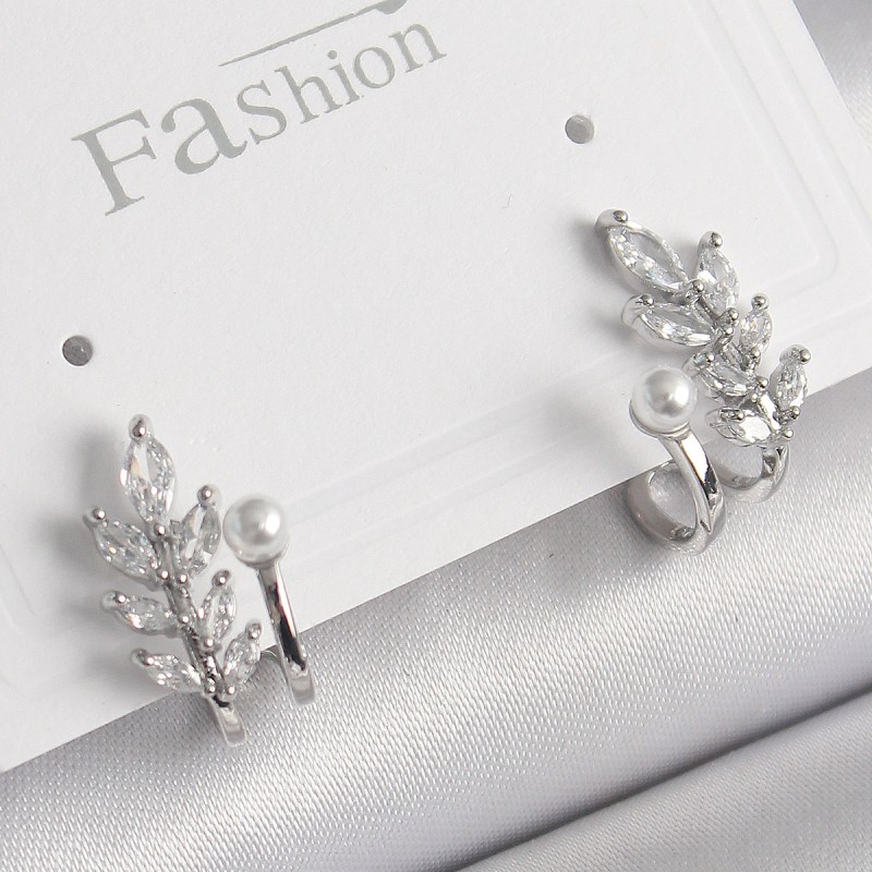 Pirinç Gümüş Renk Zirkon Taşlı Yaprak Model İnci Detay Kadın Küpe