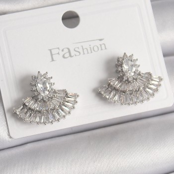 Pirinç Gümüş Renk Zirkon Taşlı Yelpaze Model Kadın Küpe