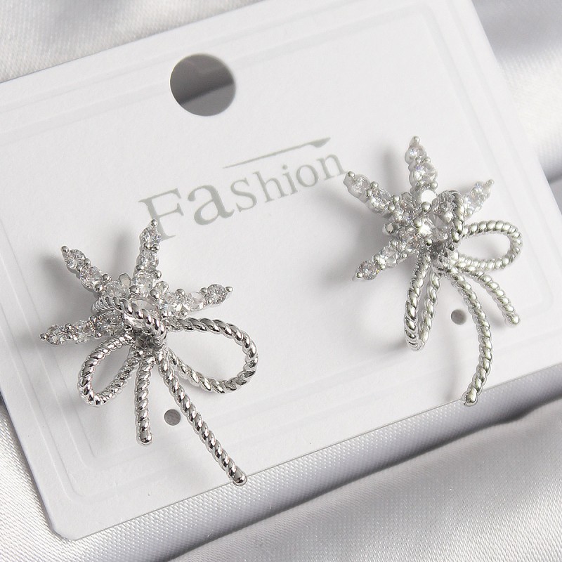 Pirinç Gümüş Renk Zirkon Taşlı Yıldız Düğüm Model Kadın Küpe