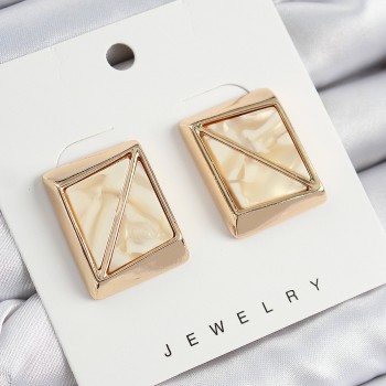 Pirinç Krem Üçgen Kesim Detaylı Kare Model Vintage Gold Renk Kadın Küpe