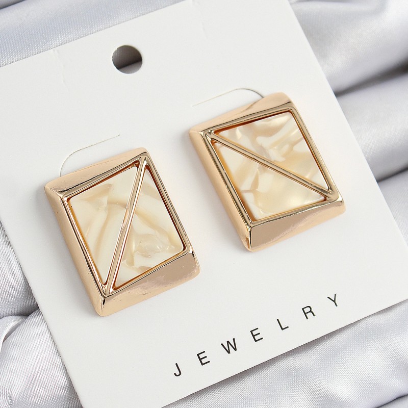 Pirinç Krem Üçgen Kesim Detaylı Kare Model Vintage Gold Renk Kadın Küpe